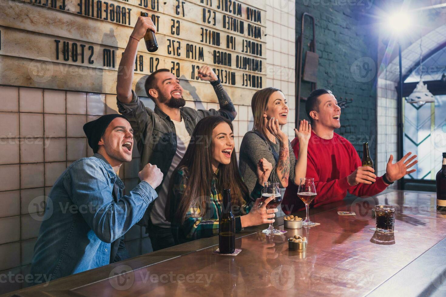 le persone, tempo libero, amicizia e divertimento concetto - contento fr foto