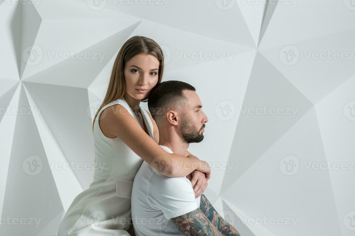 ritratto di un' bellissimo giovane coppia nel amore in posa a studio al di sopra di bianca sfondo. foto