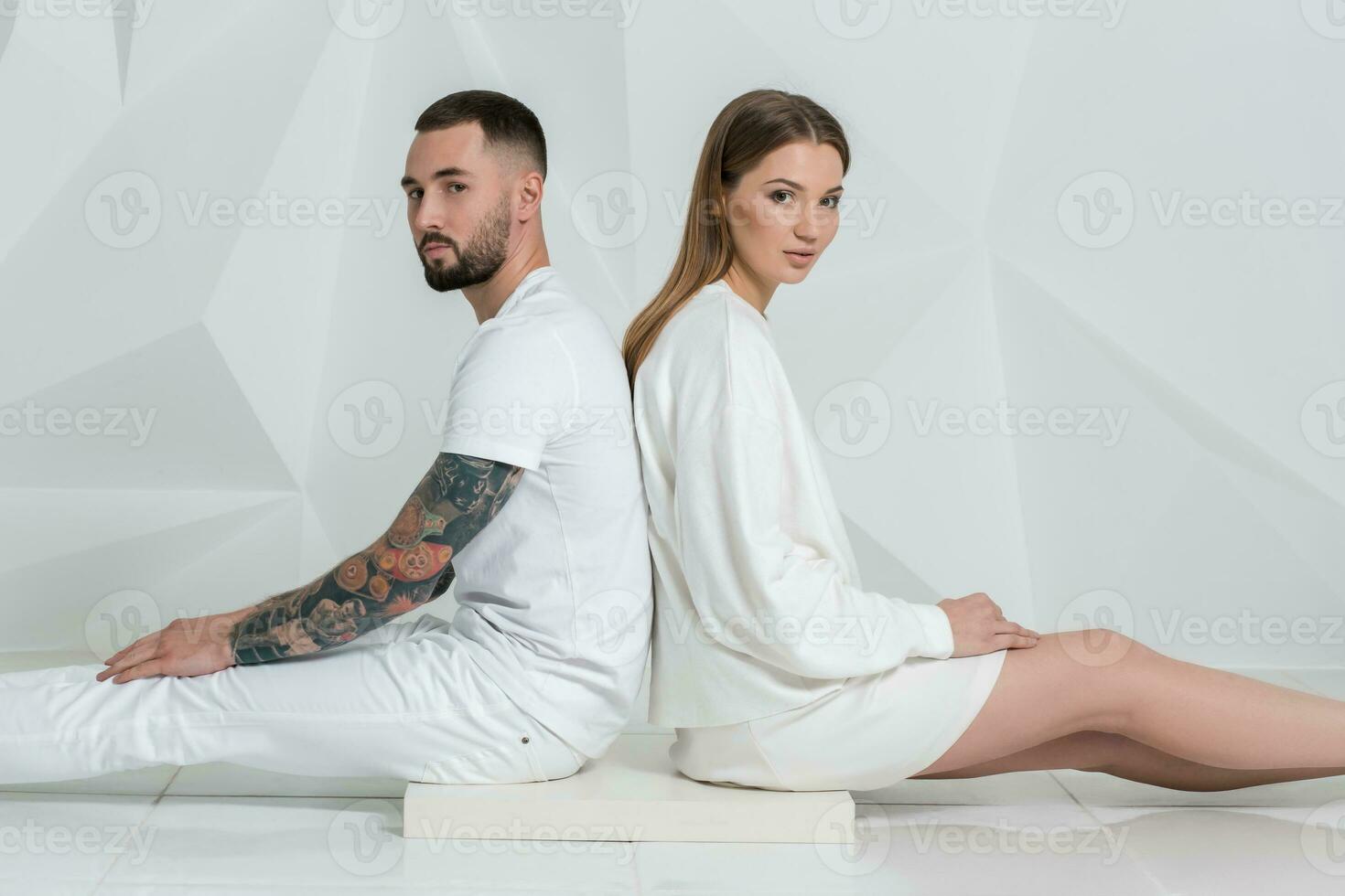 giovane coppia nel casuale capi di abbigliamento su bianca sfondo foto