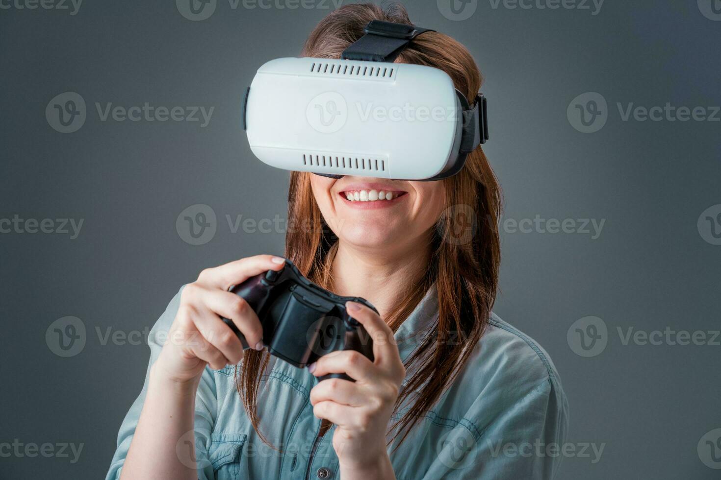 ritratto di contento giovane bellissimo ragazza ottenere Esperienza utilizzando vr-headset bicchieri di virtuale la realtà foto