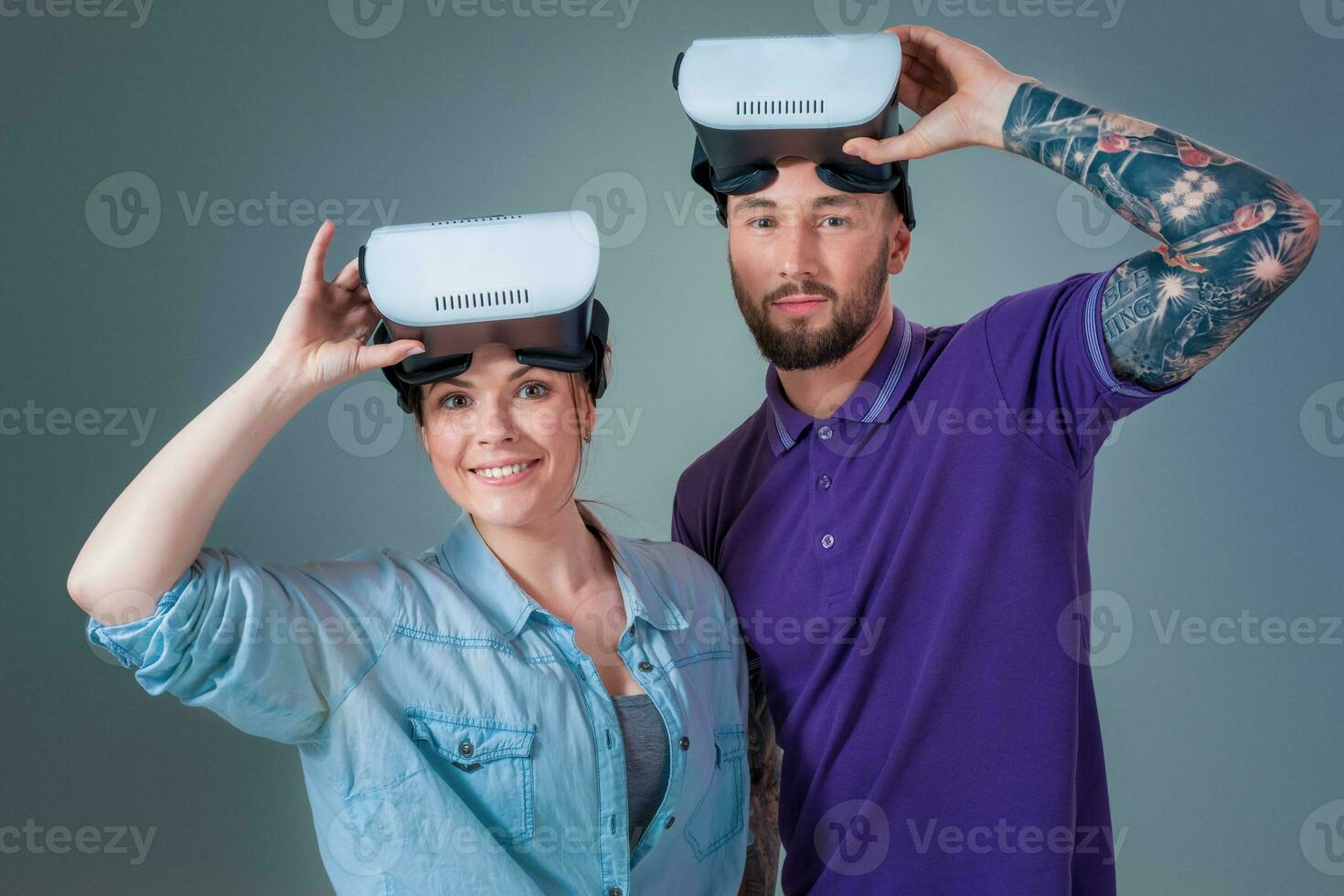 eccitato giovane uomo e donna avendo divertimento con un' vr bicchieri foto