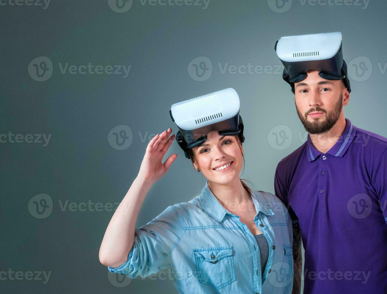 eccitato giovane uomo e donna avendo divertimento con un' vr bicchieri foto