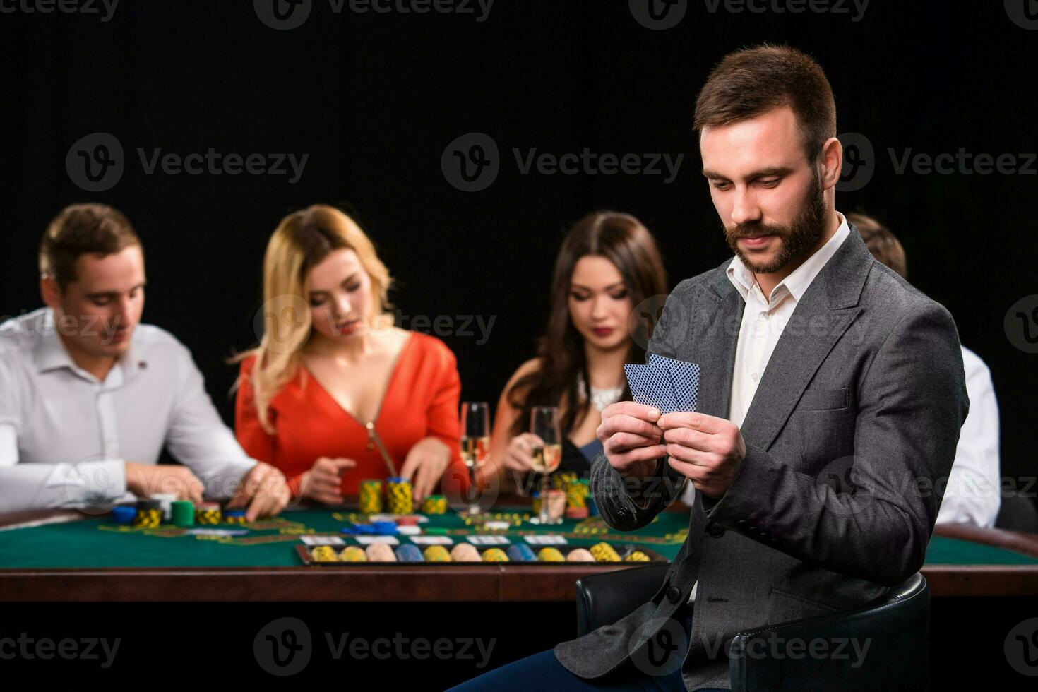 poker Giocatori nel casinò con carte e patatine fritte su nero sfondo foto