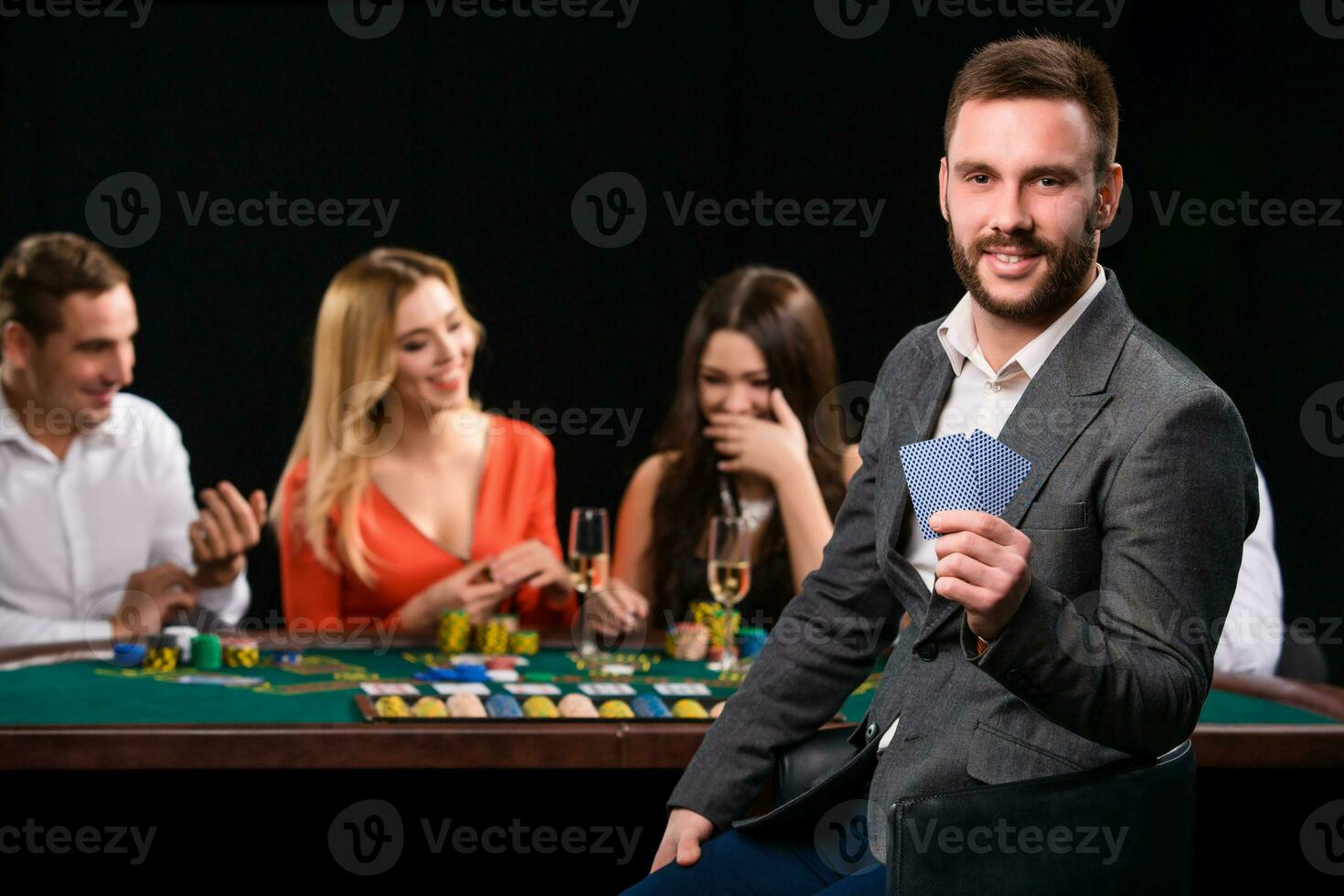 poker Giocatori nel casinò con carte e patatine fritte su nero sfondo foto