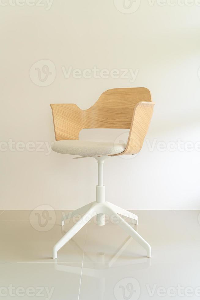 sedia in legno con seduta in tessuto foto