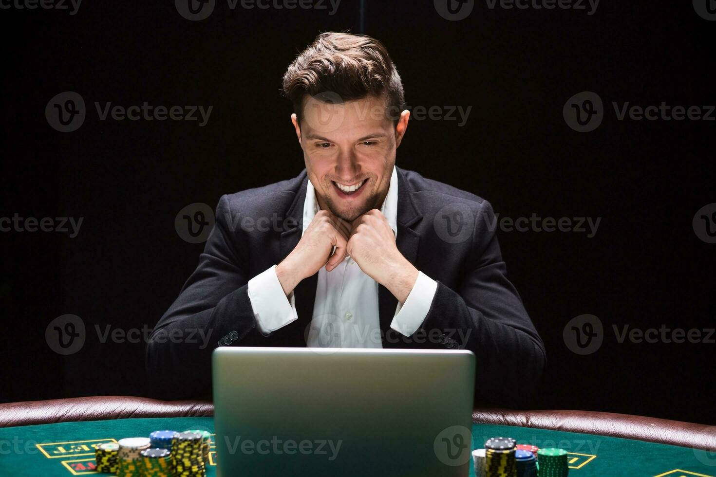 in linea poker Giocatori seduta a il tavolo foto