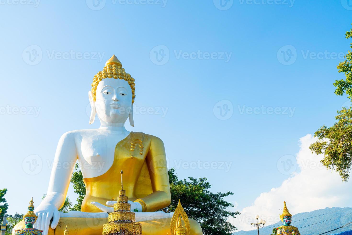 wat phra that doi kham - tempio della montagna d'oro foto