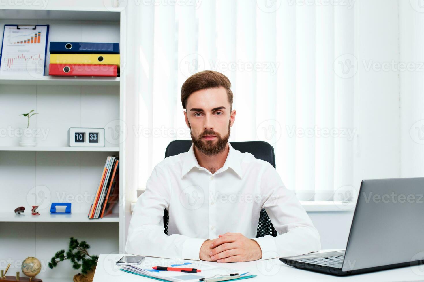 uomo nel il ufficio posto di lavoro il computer portatile seduta su il tavolo. foto