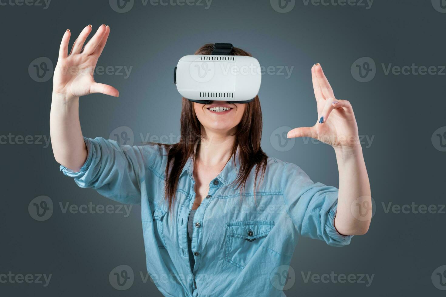 giovane donna utilizzando un' vr cuffia bicchieri foto