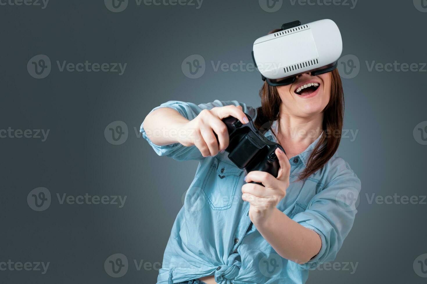 giovane donna utilizzando un' vr cuffia bicchieri foto