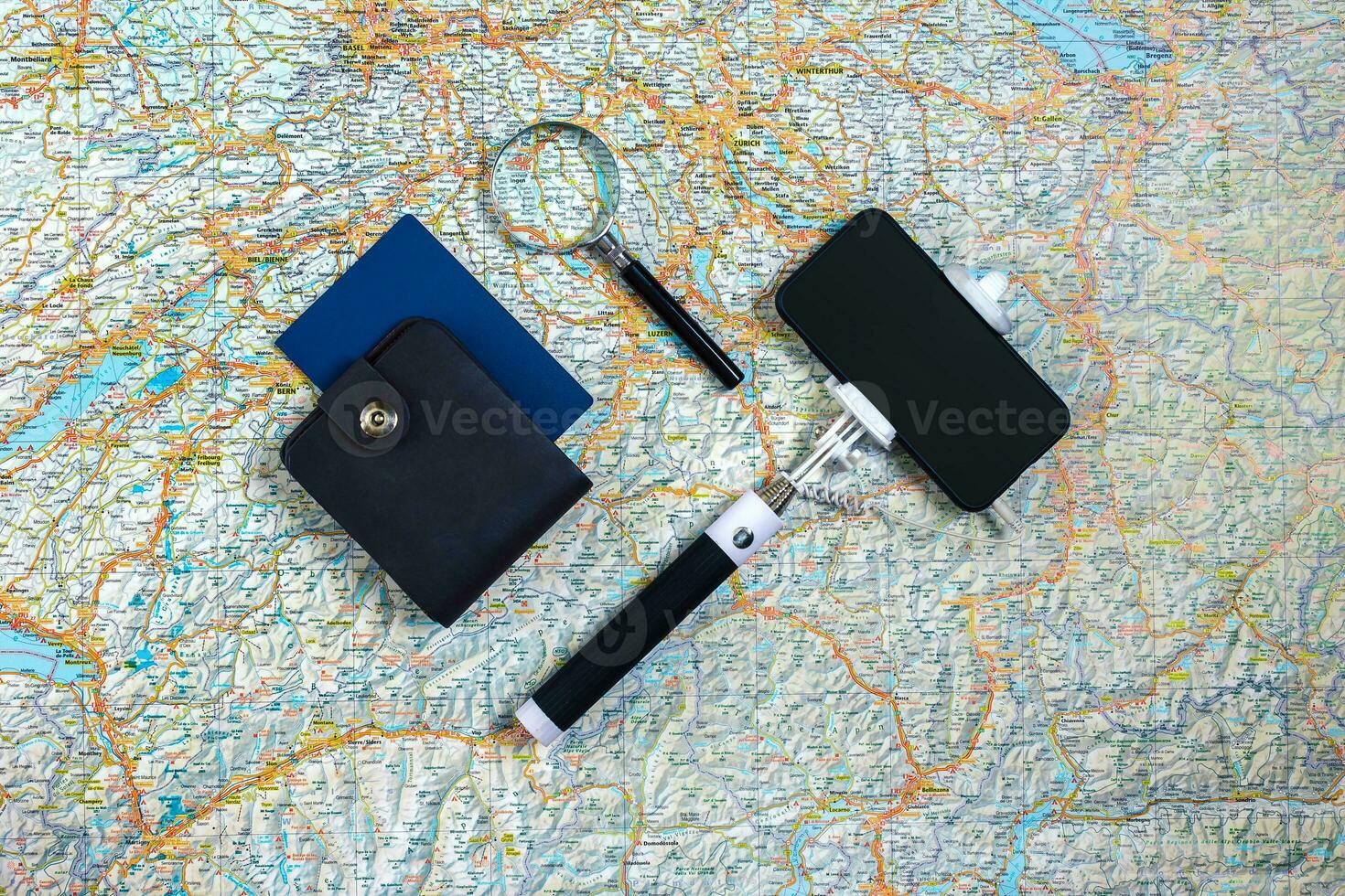 viaggio Accessori impostato su il carta geografica sfondo inteligente, passaporto e egoista bastone. superiore Visualizza punto. foto