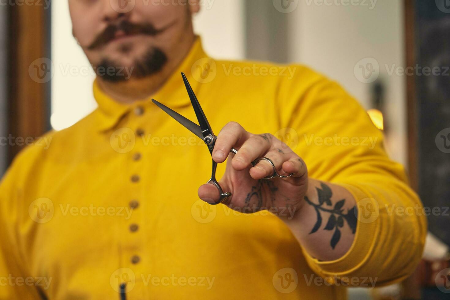 elegante barbiere uomo con parrucchiere utensili nel il suo mani preparare per opera foto