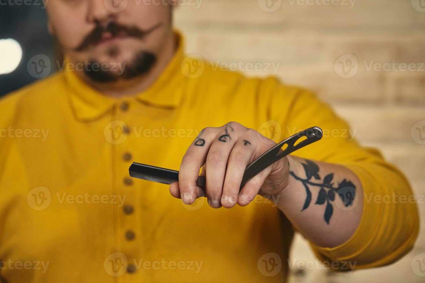 elegante barbiere uomo con parrucchiere utensili nel il suo mani preparare per opera foto