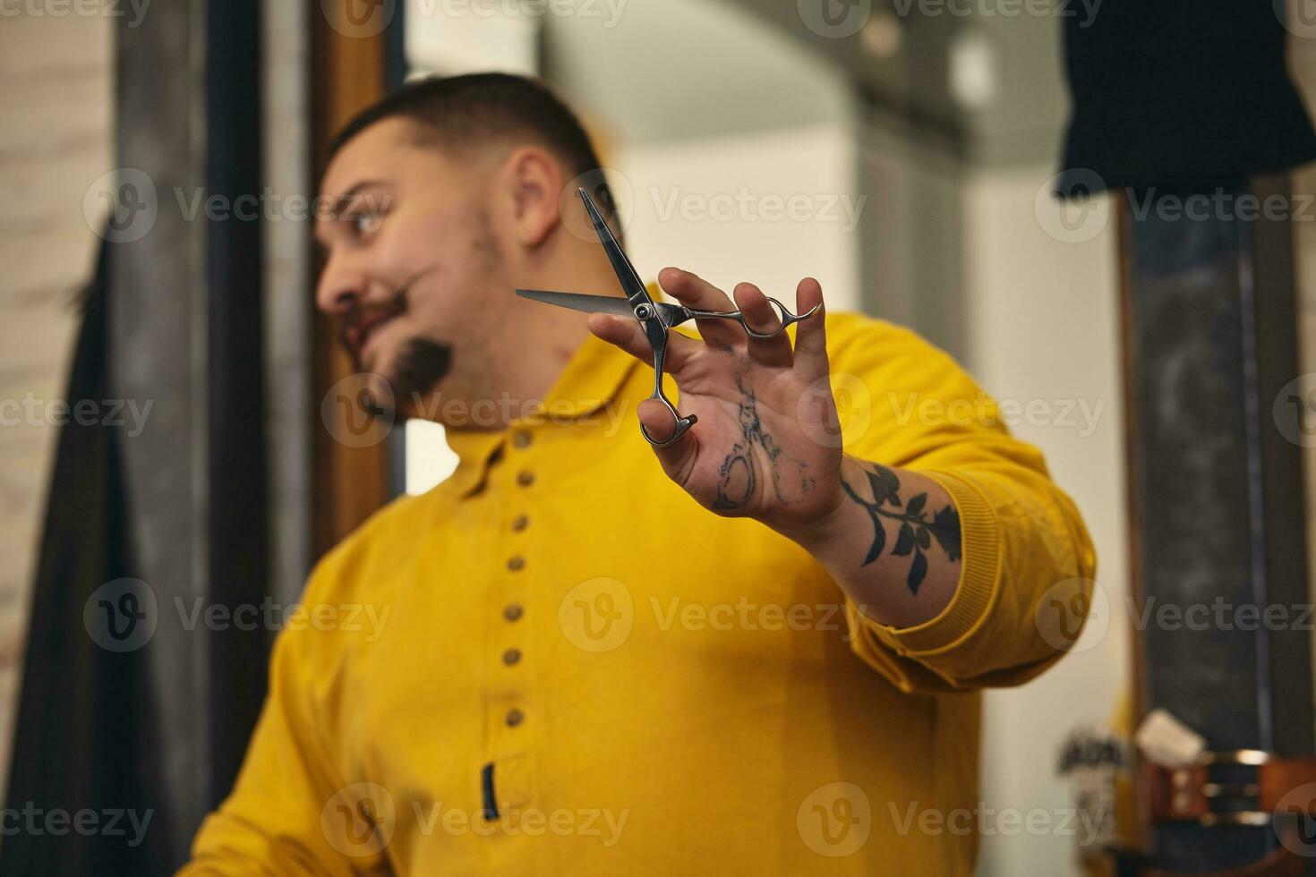 elegante barbiere uomo con parrucchiere utensili nel il suo mani preparare per opera foto