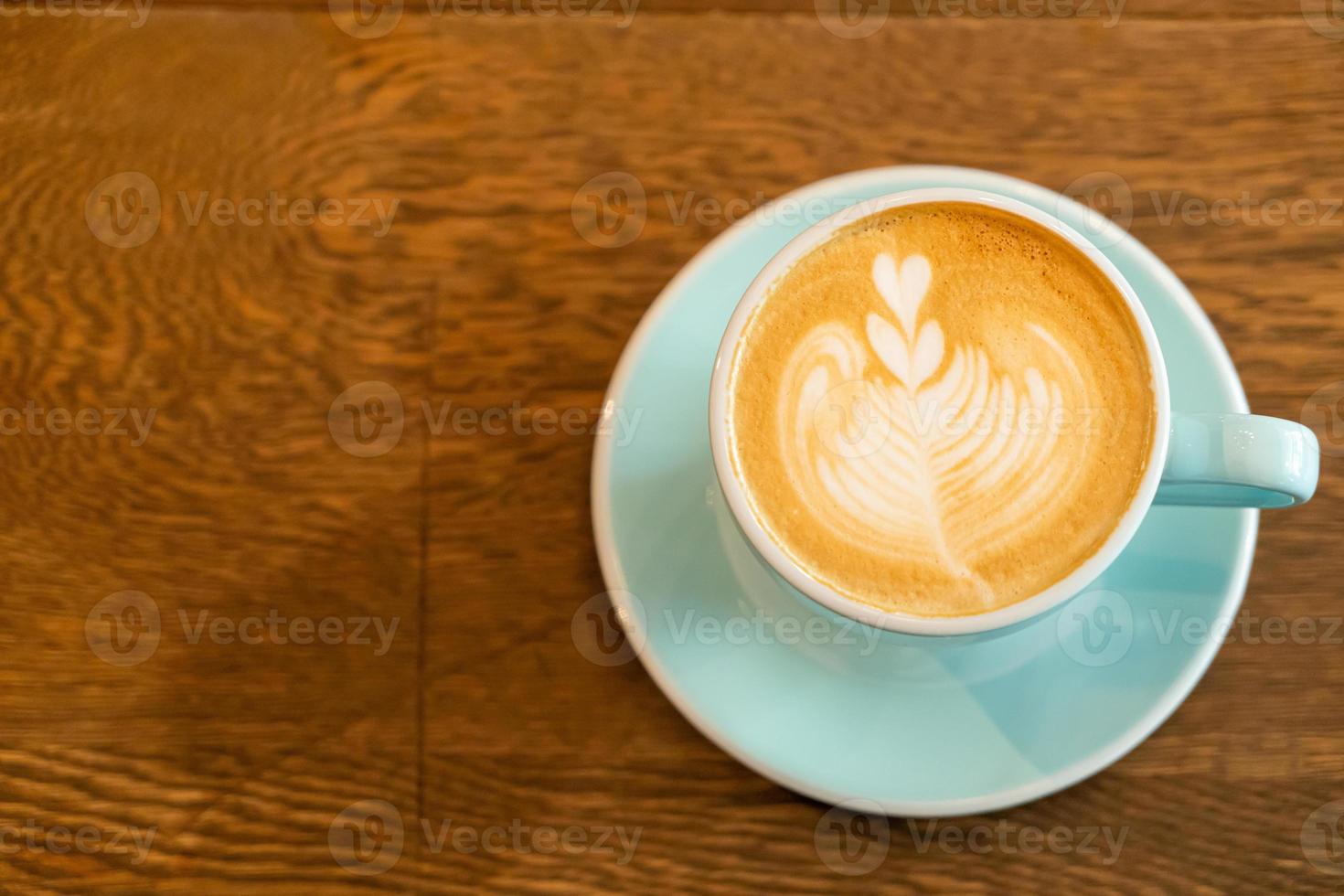 tazza di caffè latte caldo sul tavolo foto