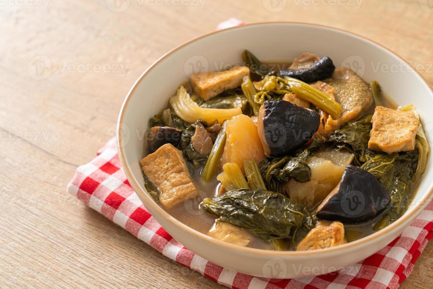 stufato di verdure cinese con tofu o zuppa di verdure miste foto