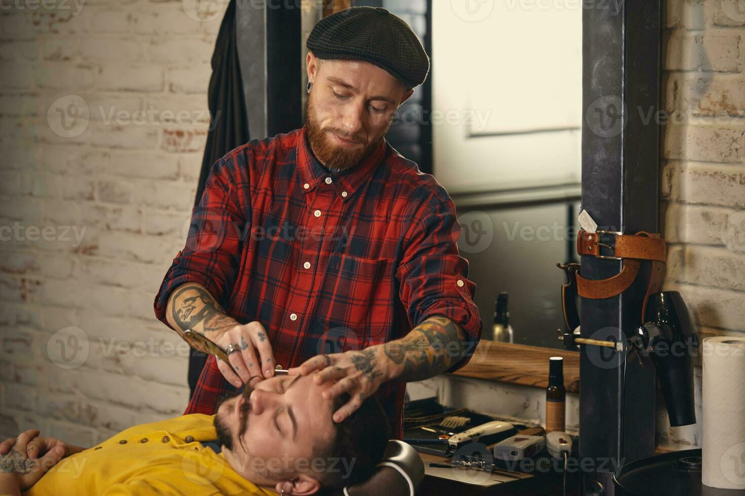 cliente durante barba rasatura nel barbiere negozio foto