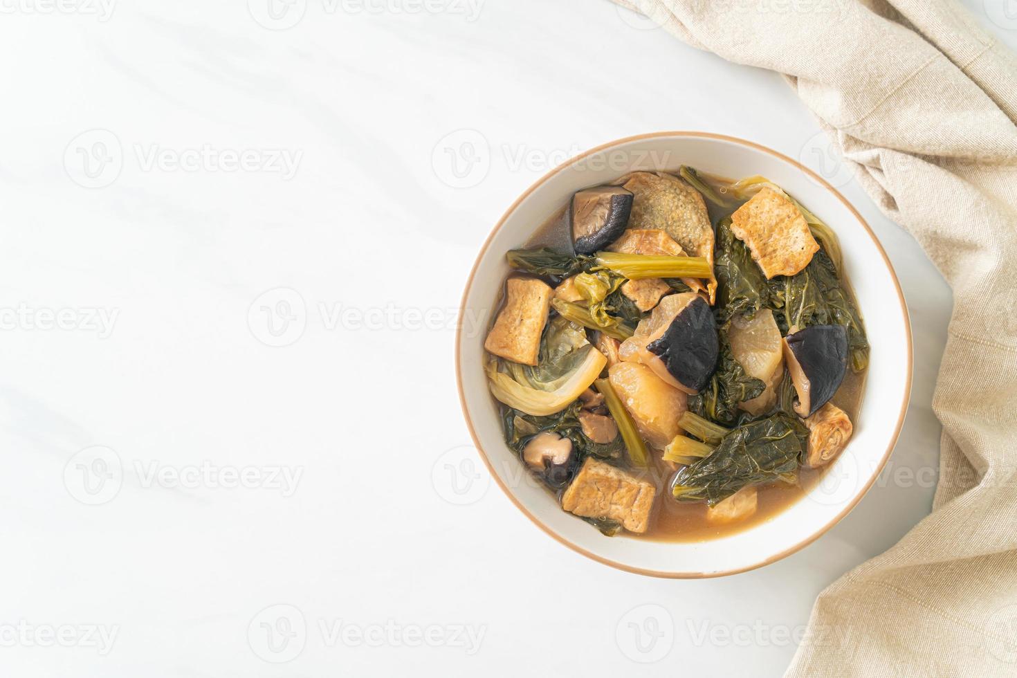 stufato di verdure cinese con tofu o zuppa di verdure miste foto