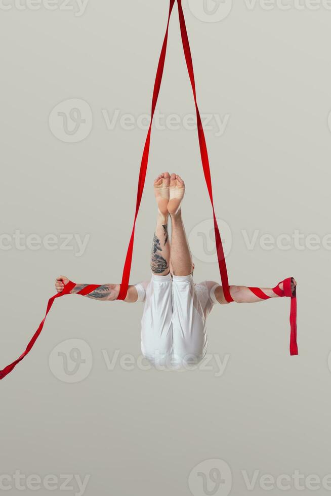 atletico uomo nel un' bianca sport completo da uomo è l'esecuzione un acrobatico elementi nel un' studio. foto