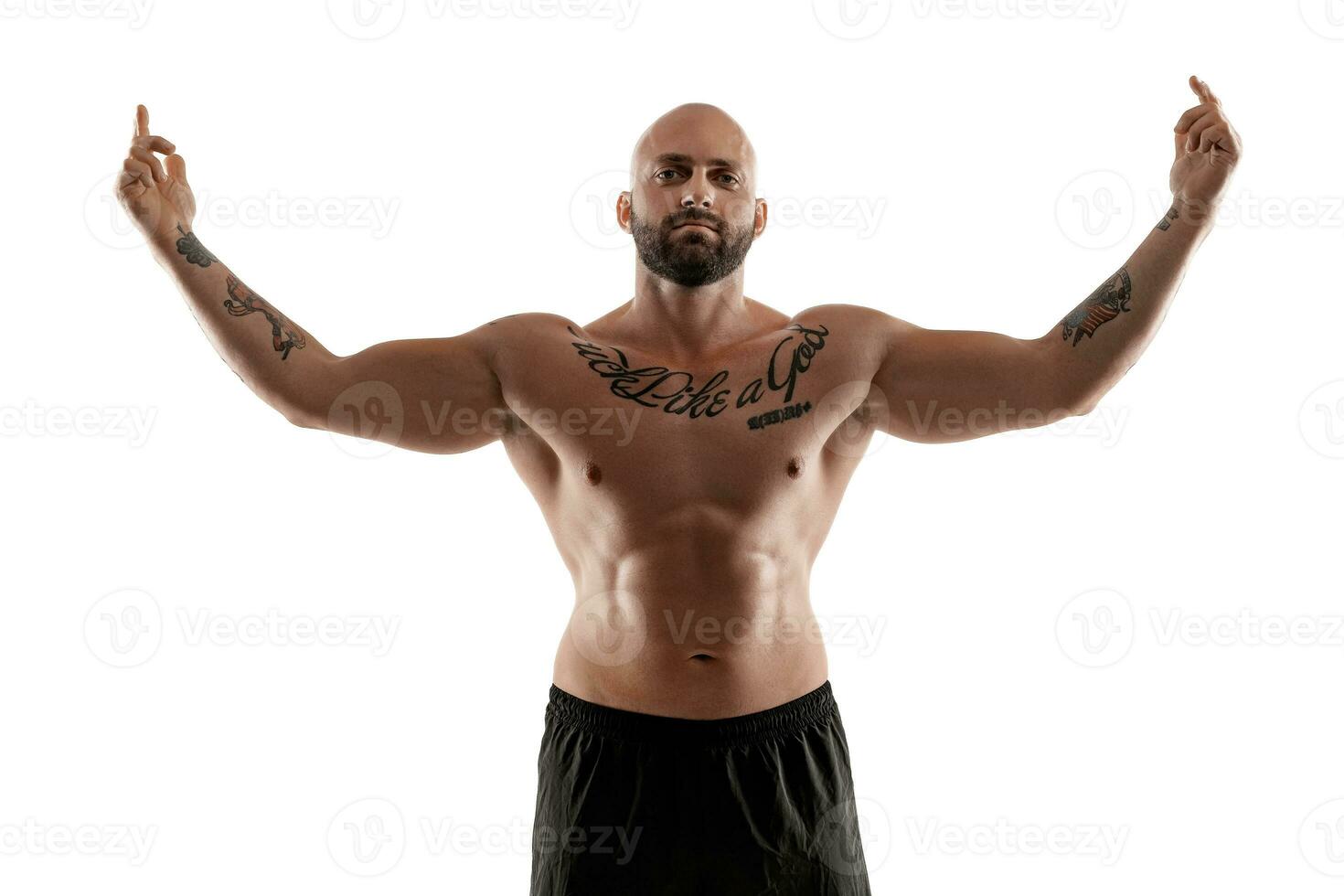 atletico Calvo, tatuato uomo nel nero pantaloncini è in posa isolato su bianca sfondo. avvicinamento ritratto. foto