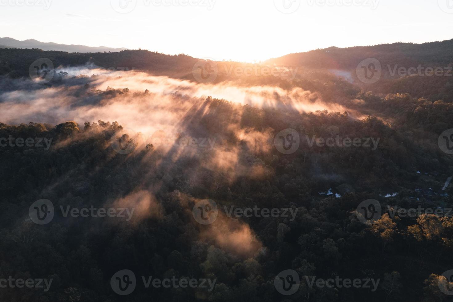 montagne e alberi in un villaggio rurale, angolo alto al mattino foto