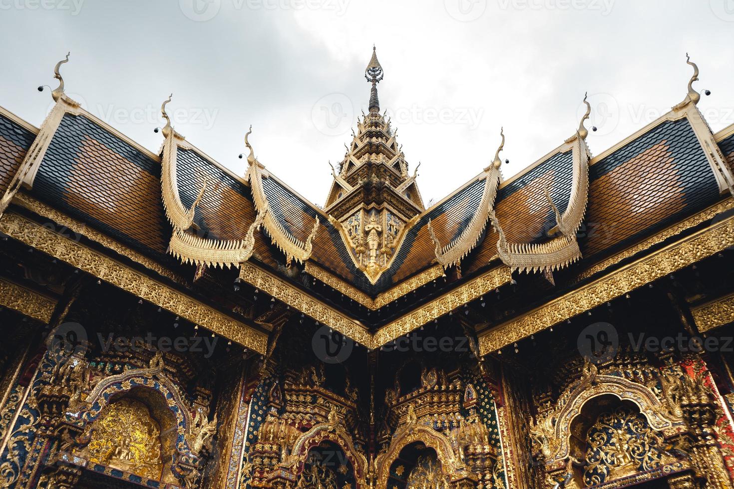 Wat phra buddhabat si roi,tempio d'oro a chiang mai, thailandia foto