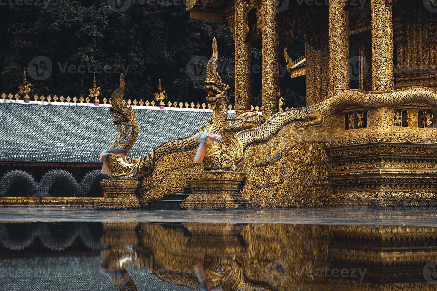 Wat phra buddhabat si roi,tempio d'oro a chiang mai, thailandia foto