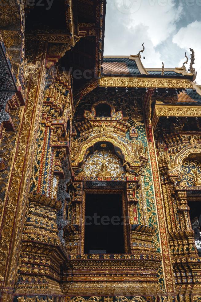 Wat phra buddhabat si roi,tempio d'oro a chiang mai, thailandia foto