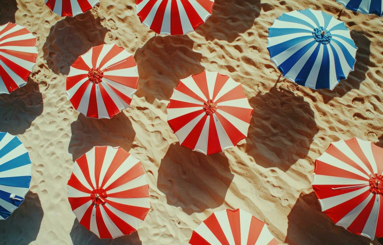 ai generato rosso bianca e blu a strisce ombrelli su un' sabbioso spiaggia foto