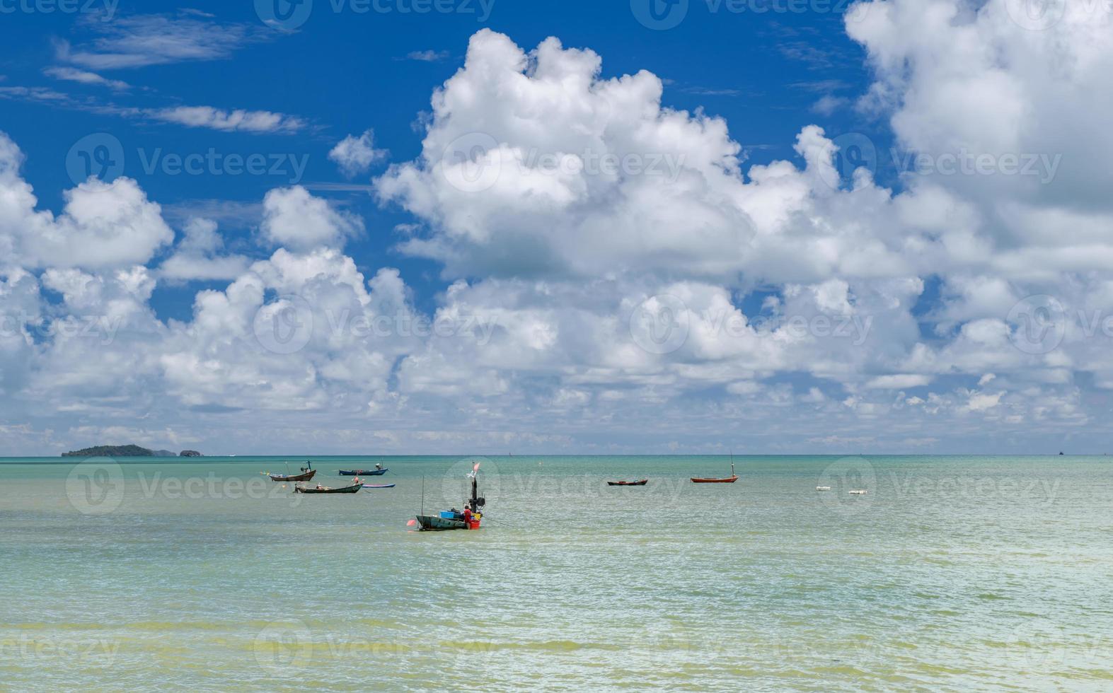 mare e barca da pesca con cielo blu nuvoloso. foto