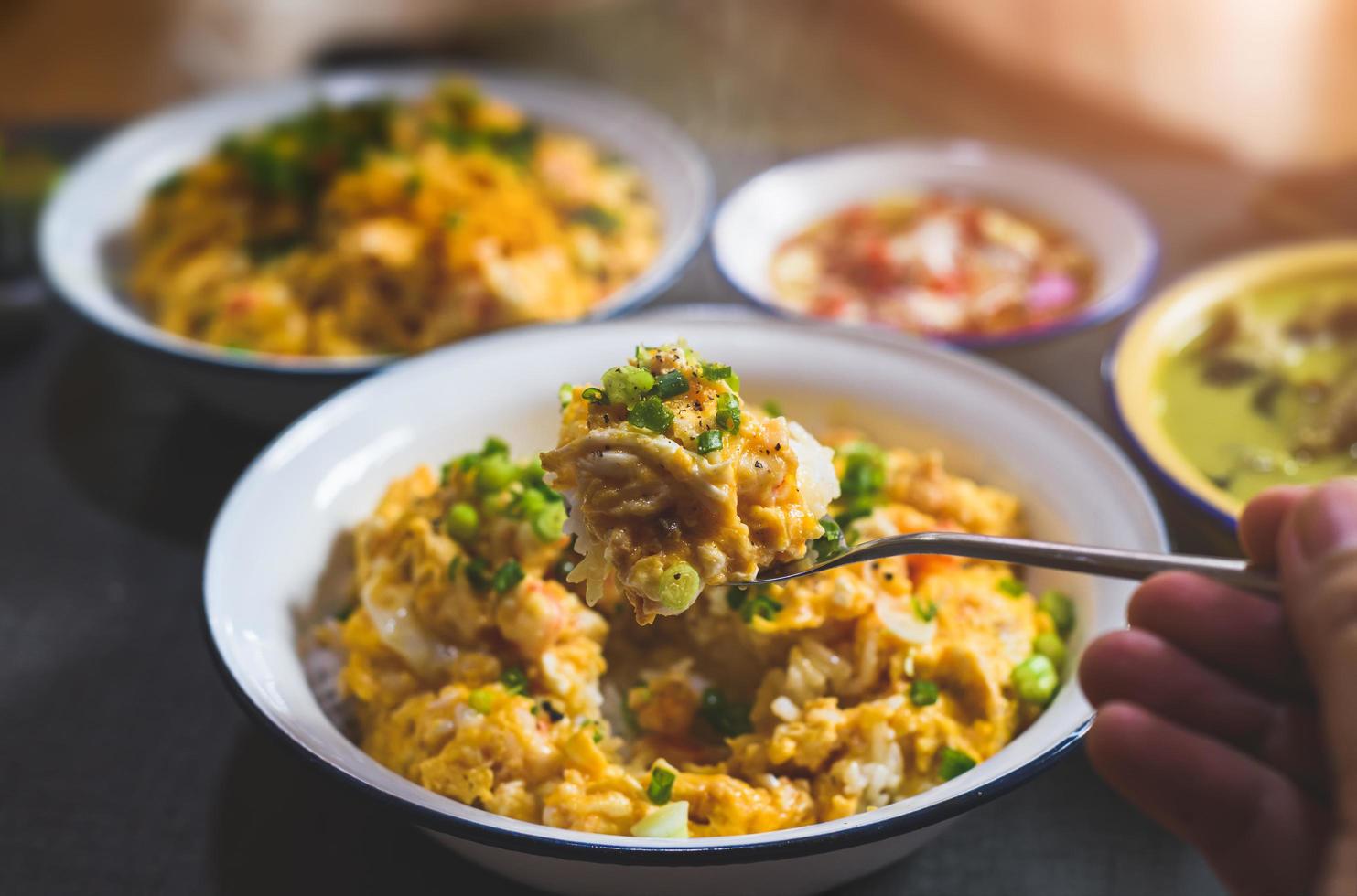 frittata di gamberi tritati in stile asiatico con riso. foto