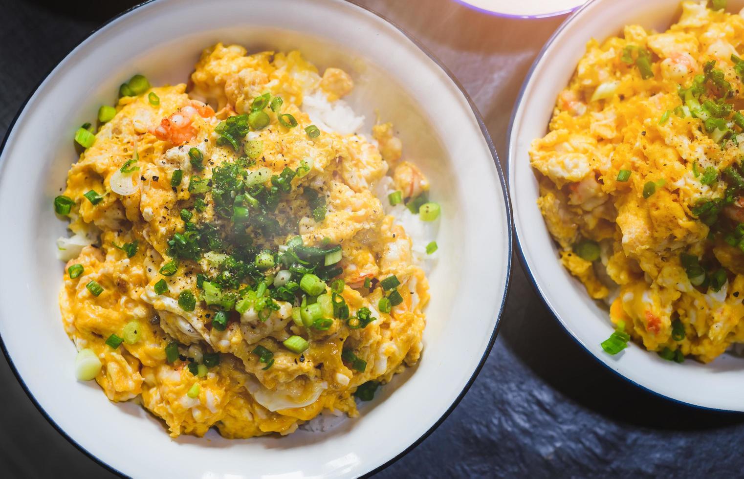 frittata di gamberi tritati in stile asiatico con riso. foto