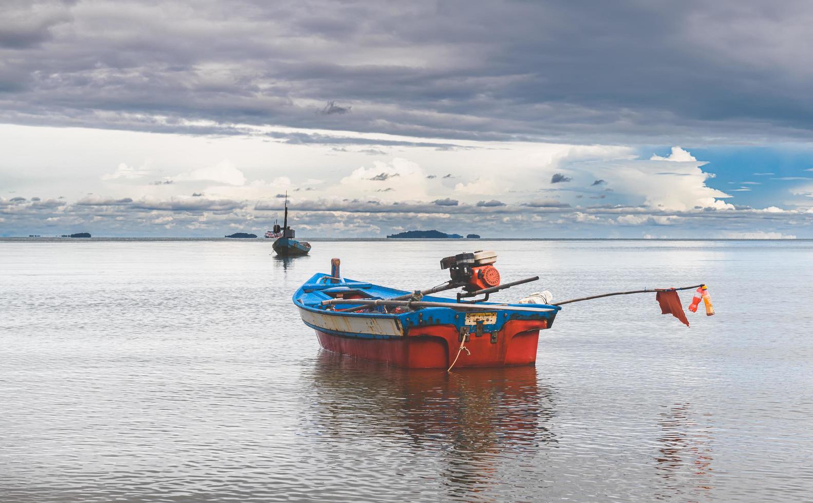 barche da pesca in legno con sole all'aperto. foto