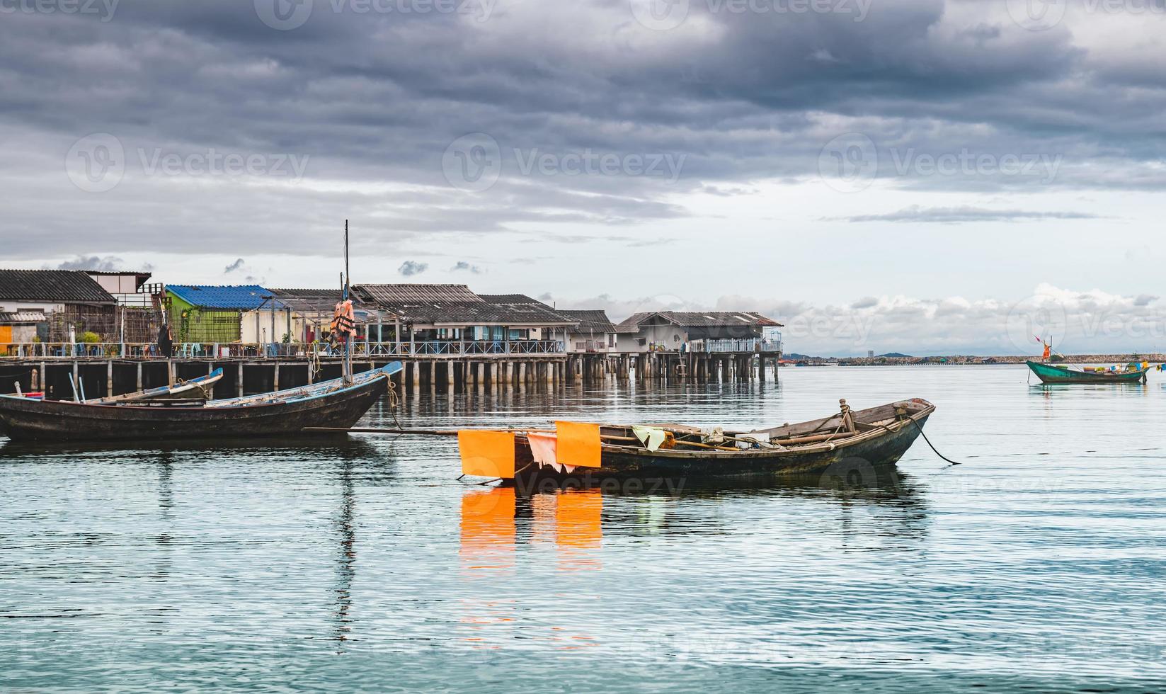 barche da pesca in legno con sole all'aperto. foto