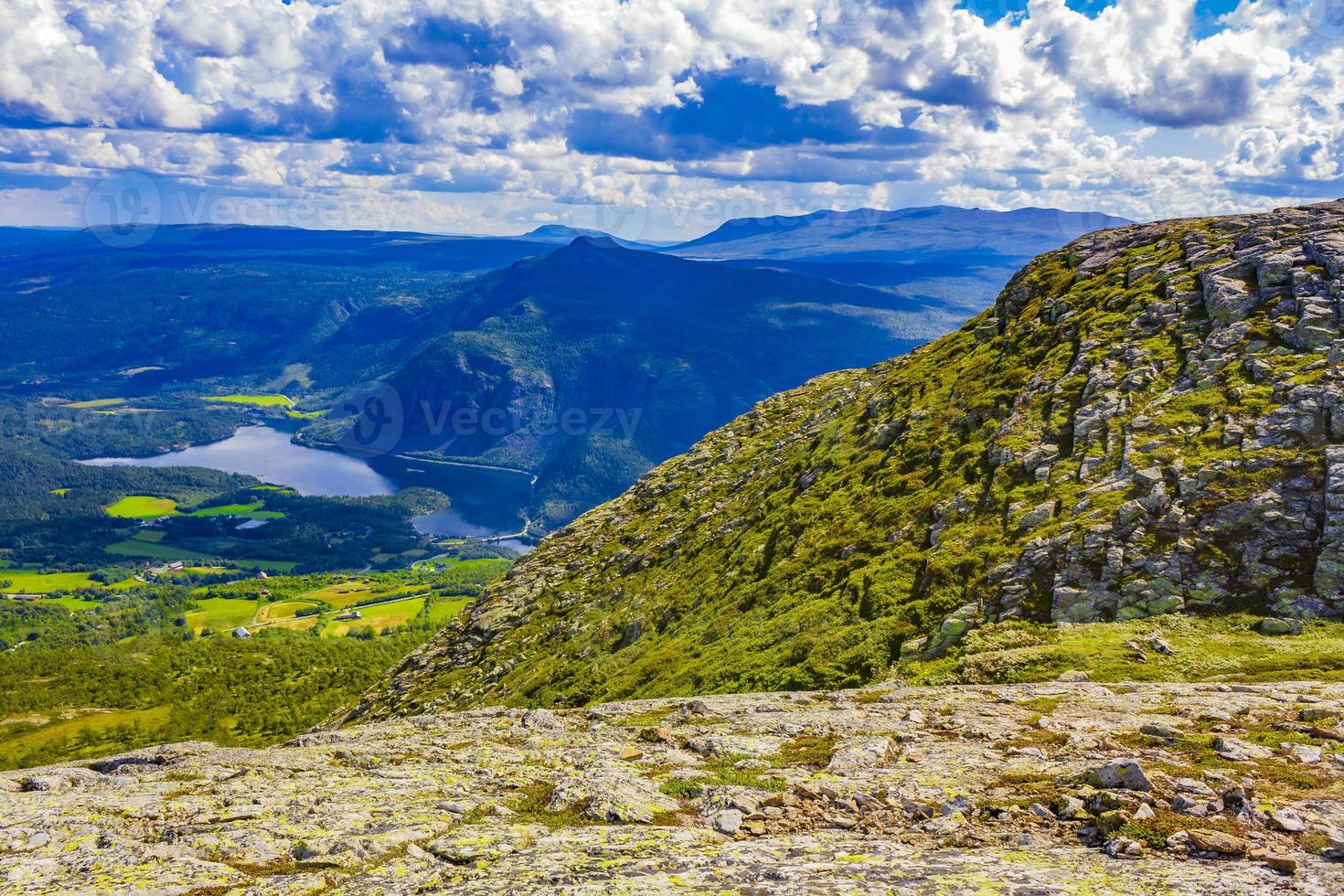 panorama del paesaggio di montagna e lago vangsmjose in vang norvegia. foto