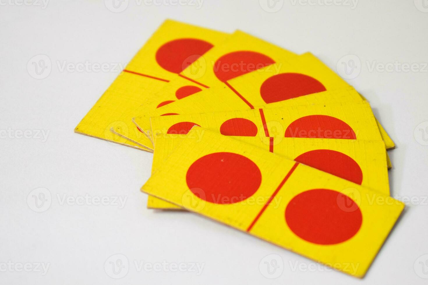 domino giocando carte isolato bianca sfondo, giallo rosso domino carte foto