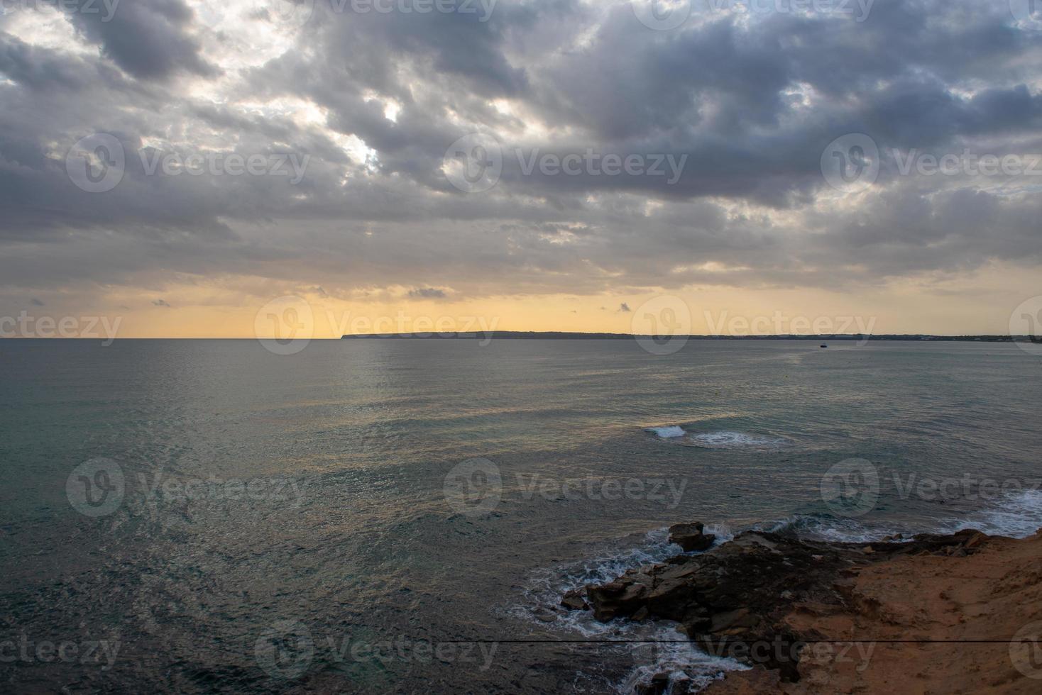 meraviglioso tramonto a calo d es mort sull'isola di formentera in spagna. foto