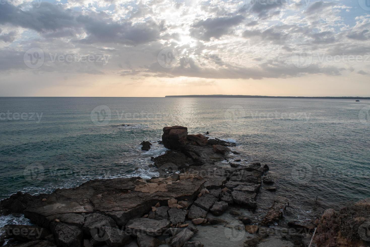 meraviglioso tramonto a calo d es mort sull'isola di formentera in spagna. foto