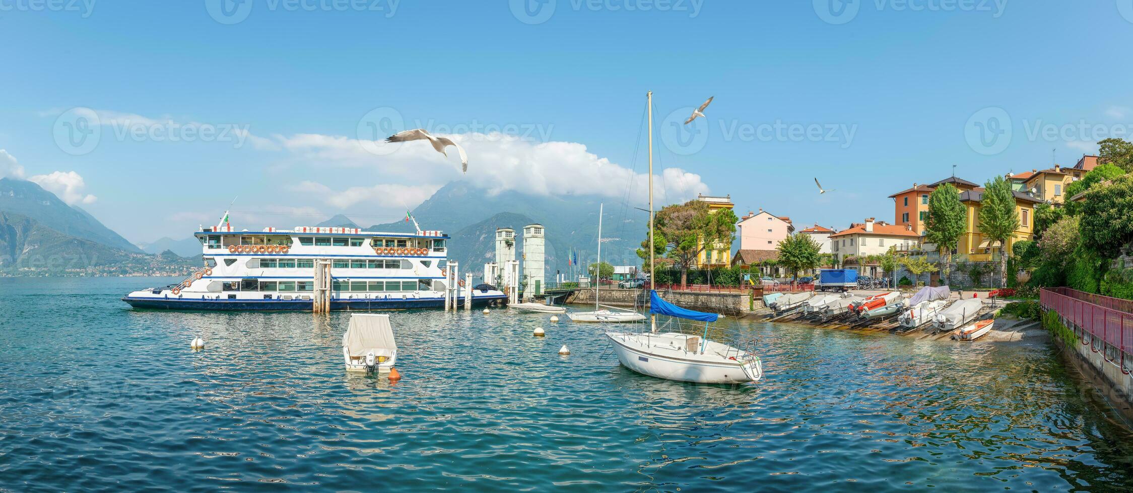 traghetto nel varenna foto