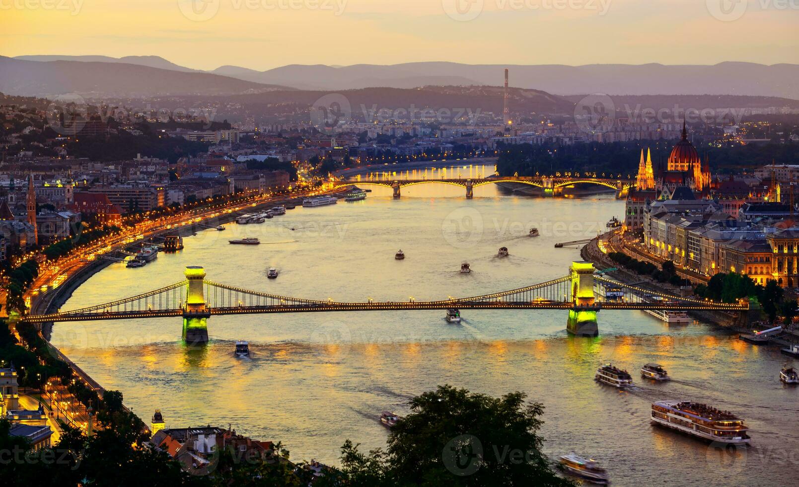 illuminazione di budapest città foto