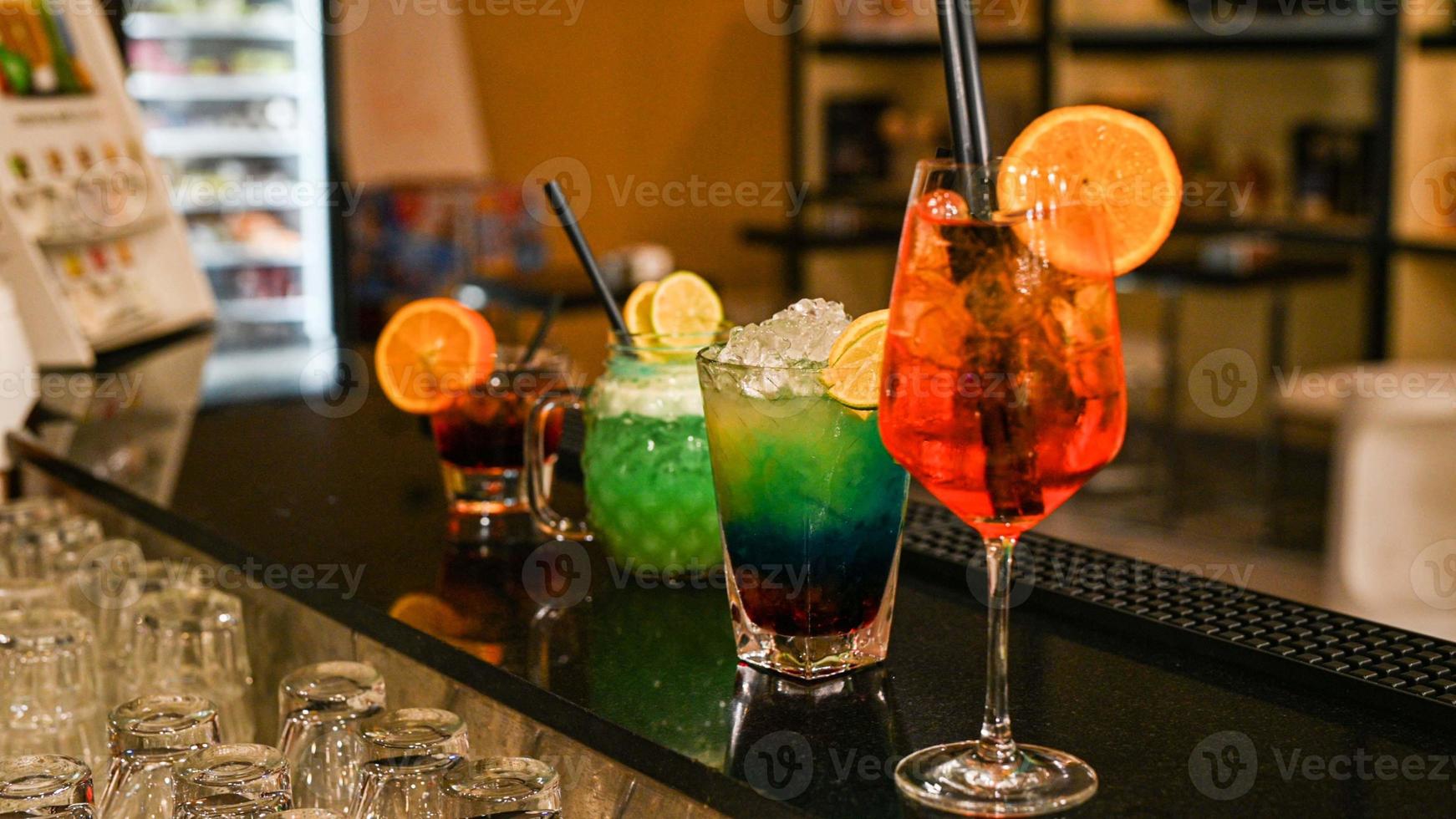 composizione di vari cocktail sul bancone foto