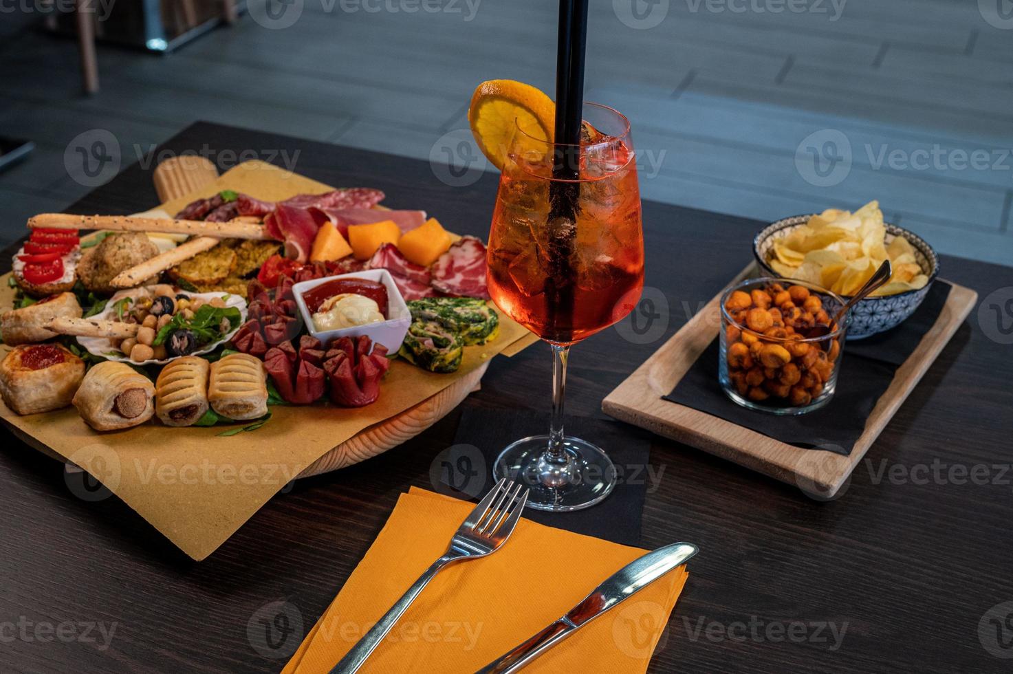 composizione di antipasto misto con coktail foto