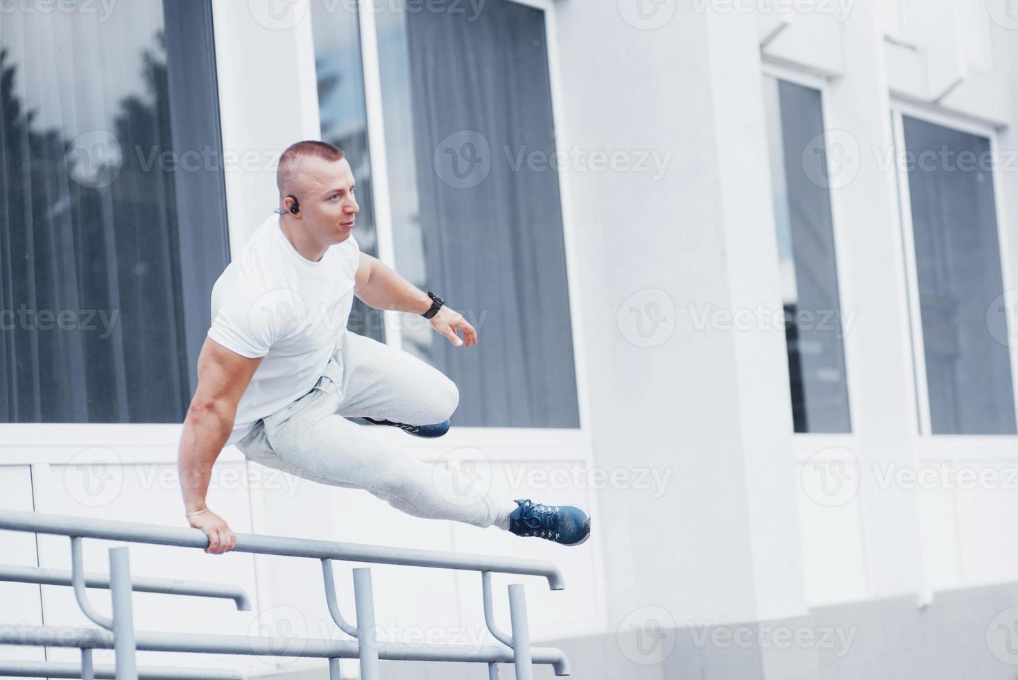 giovane sportivo che fa parkour in città foto