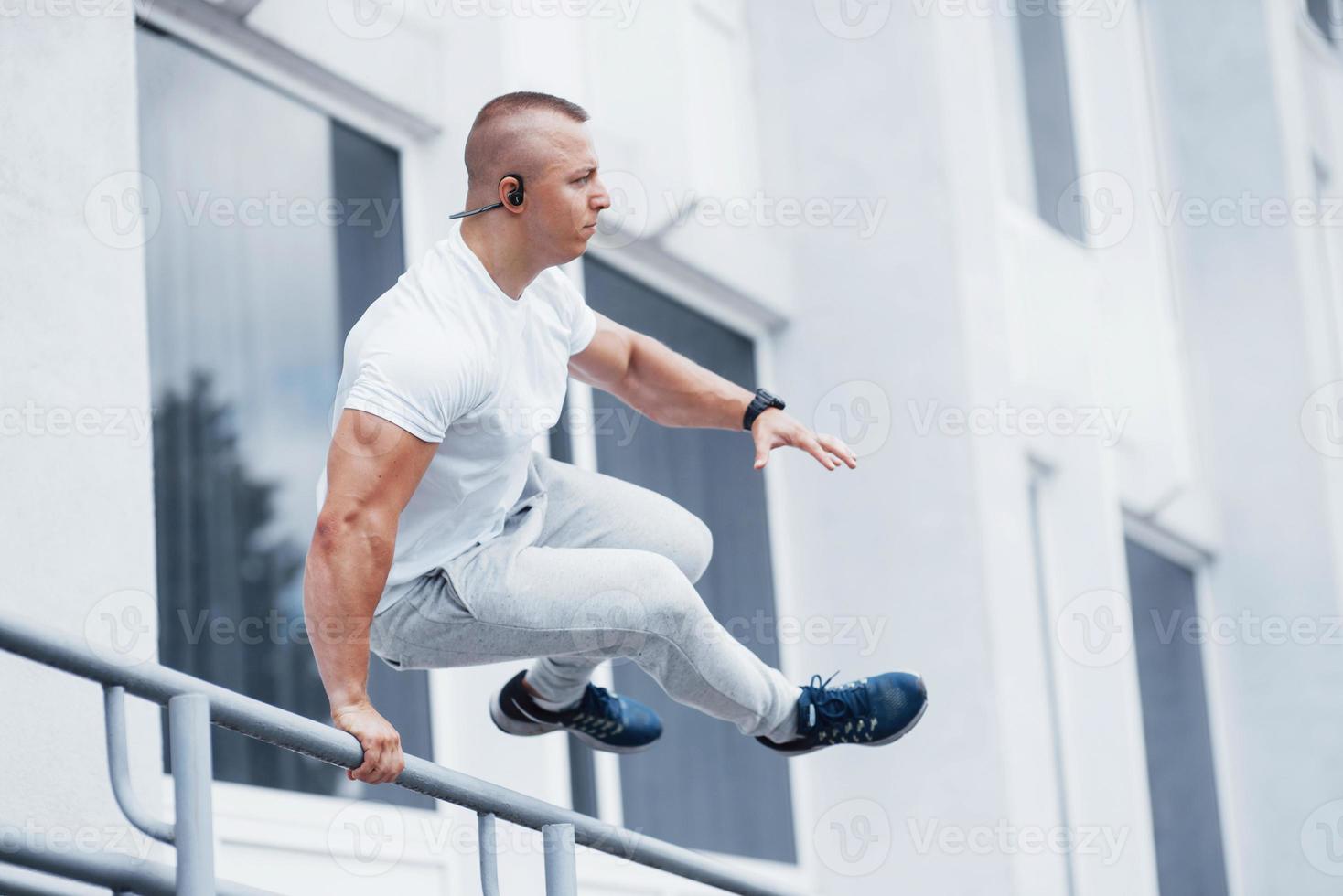 giovane sportivo che fa parkour in città foto