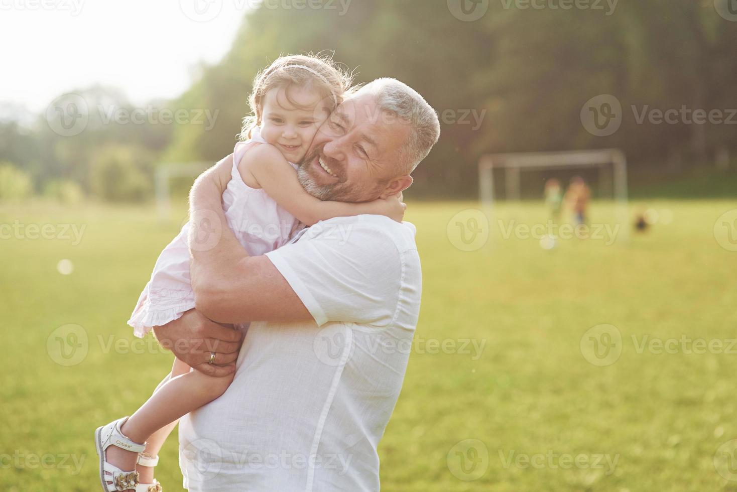 una bambina carina sta trascorrendo del tempo con il suo amato nonno nel parco foto