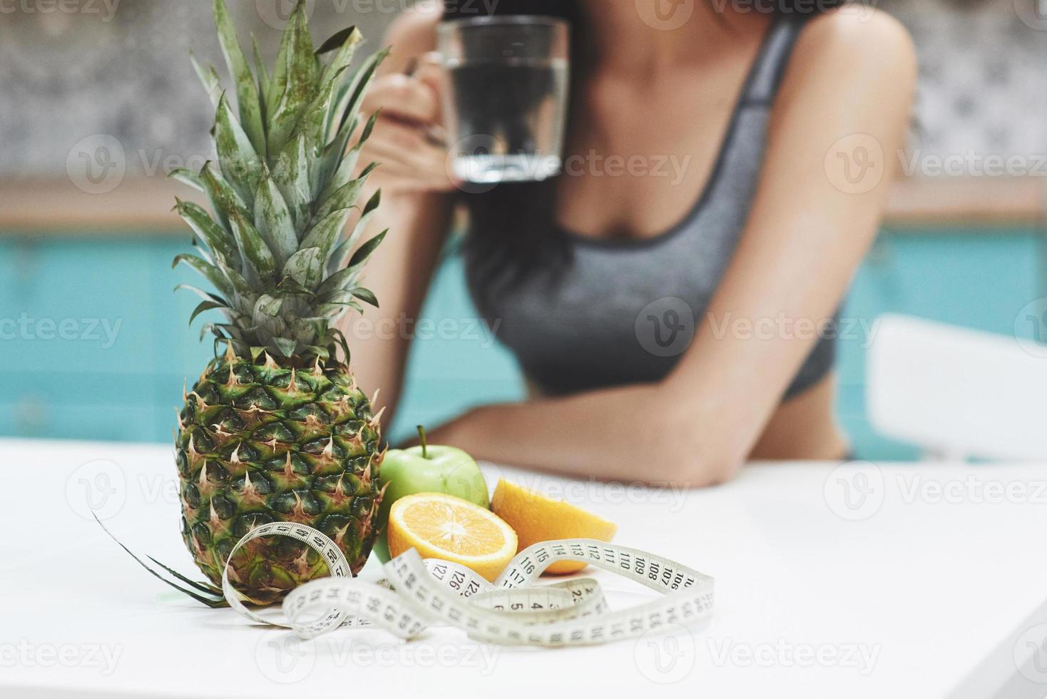 bella donna con cibo sano frutta in cucina foto