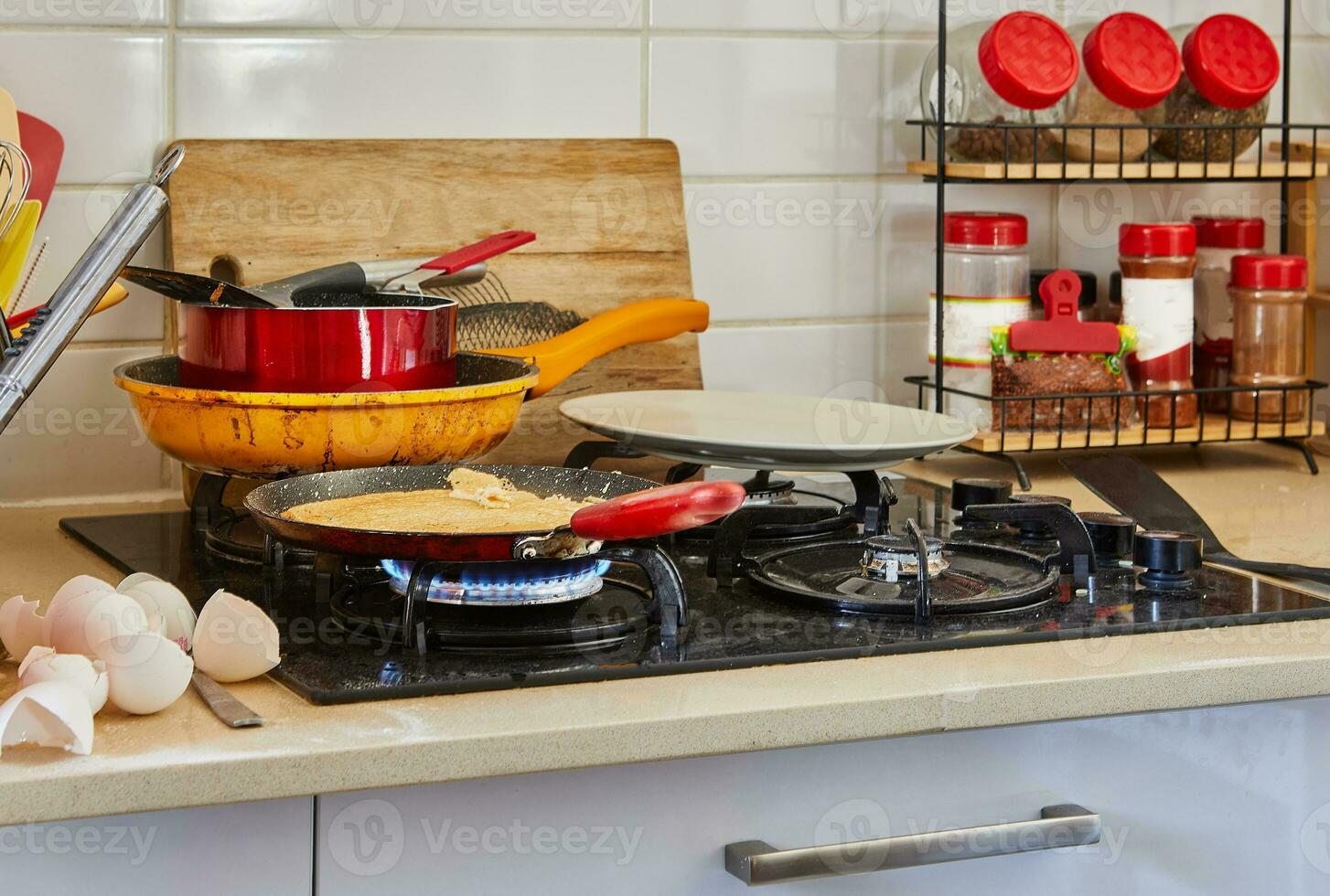 un' caldo e invitante scena di un' hostess preparazione delizioso Pancakes nel un' tegame su un' gas stufa a casa. il aroma di cucinato in casa Pancakes riempimenti il aria, la creazione di un' accogliente e confortante atmosfera. foto