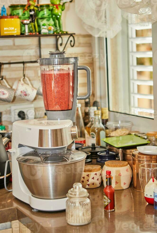 professionale capocuoco prepara Gazpacho nel miscelatore a casa cucina con esperto mani foto