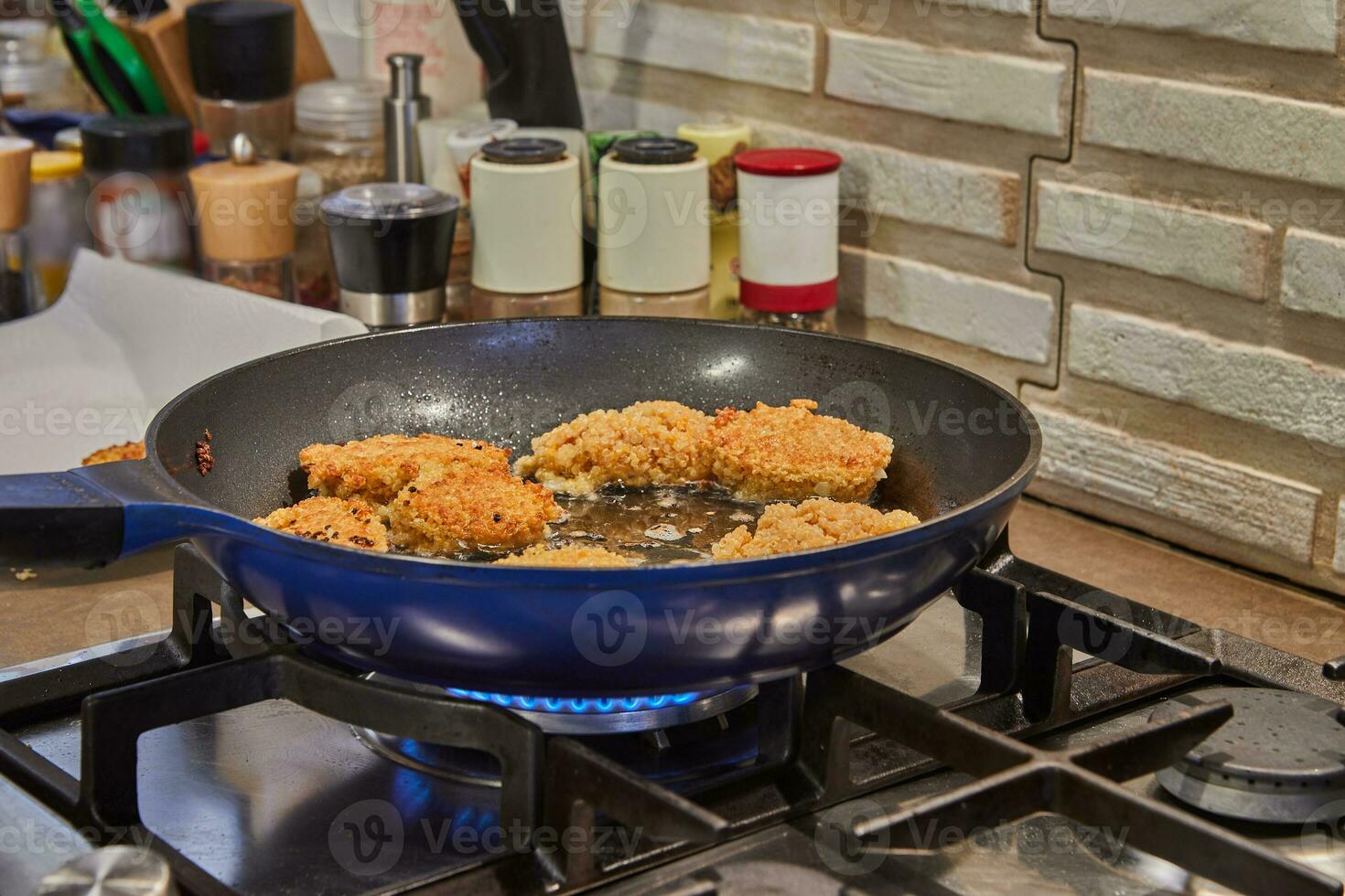 delizioso cigno cotolette essere fritte nel casa cucina frittura padella foto