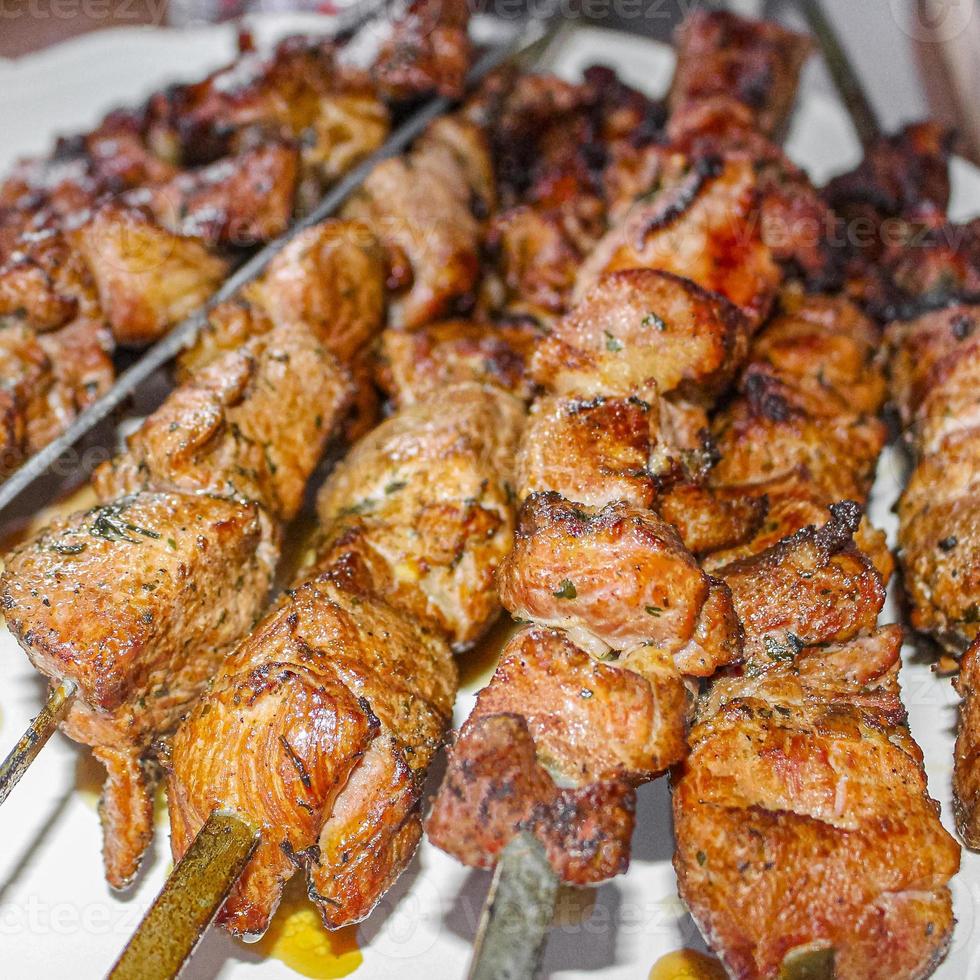 shashlik russo con spiedini su uno sfondo bianco piatto. foto